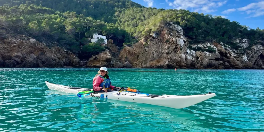Dar la vuelta a Ibiza en Kayak es una experiencia única en la vida
